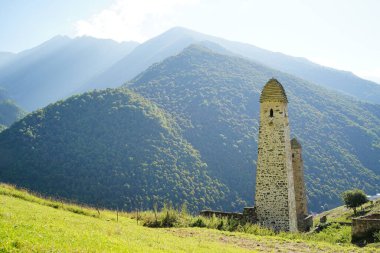 Eski taş kule. Eski şehrin antik taş binası.