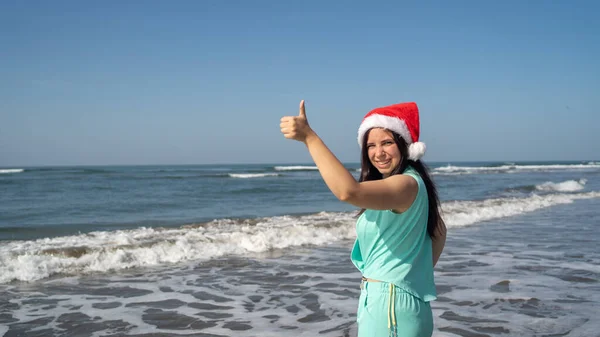 Femme Célébrant Noël Près Mer Délicieuse Femelle Chapeau Noël Souriant — Photo