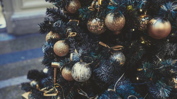 Koridordaki süslü Noel ağacı. Bayram kutlamaları sırasında aydınlık binaların olduğu salonda beyaz ve altın takılar bulunan kozalaklı ağaçlar..