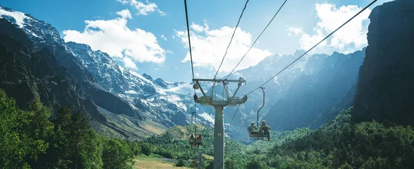 Seilbahn Neben Bäumen Einer Bergigen Gegend Die Moderne Seilbahn Liegt — Stockfoto