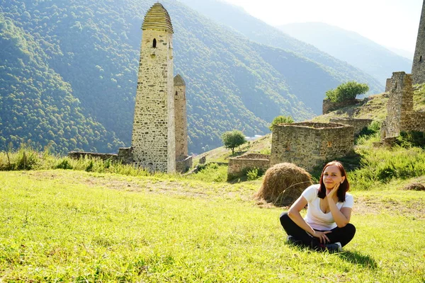 Sorglös Resande Kvinna Avkopplande Grön Gräsmatta Lugn Kvinnlig Turist Med — Stockfoto