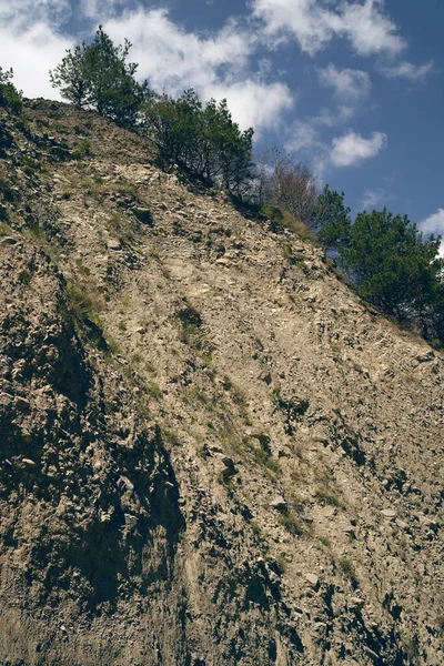 絵のような景色 曇りの空に対して山 尾根上の青い空に浮かぶ雲 — ストック写真