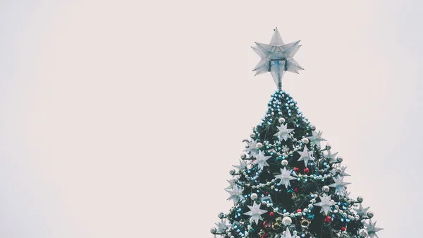 Kerstboom Avondstraat Lage Hoek Van Naaldboom Met Traditionele Kerstversieringen Gelegen — Stockfoto