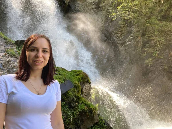 Retrato Una Mujer Joven Mirando Hacia Otro Lado Fondo Cascada — Foto de Stock