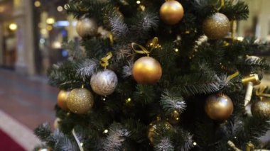 Akşam kentinde Noel ağacının bir kısmını farklı Noel oyuncakları ve çelenklerle kapatın. Şenlik havası yaratmak için dekoratif süslemeleri olan kozalaklı ağaç.