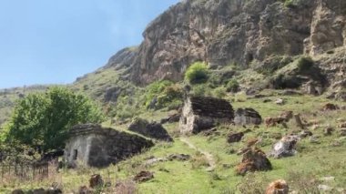 Dağ zirveleri bulutlu gökyüzüne karşı. Güneşli bir günde parlak bulutlu gökyüzüne uzanan muhteşem kayaların zirveleri.