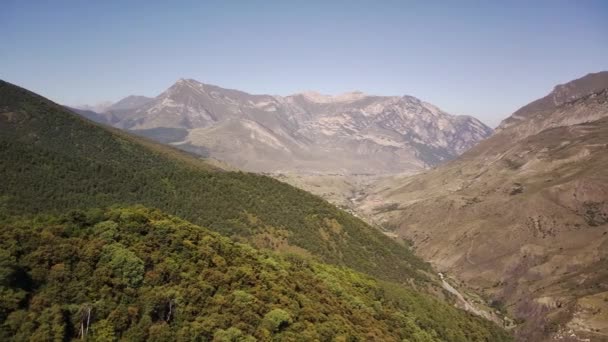 Picos Montaña Contra Cielo Nublado Picos Magníficas Rocas Ubicadas Contra — Vídeo de stock