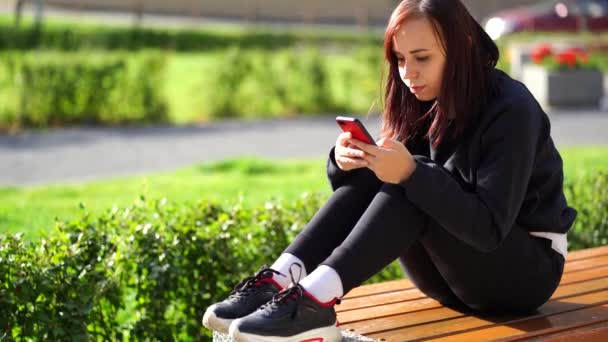Mujer Joven Usando Teléfono Celular — Vídeos de Stock