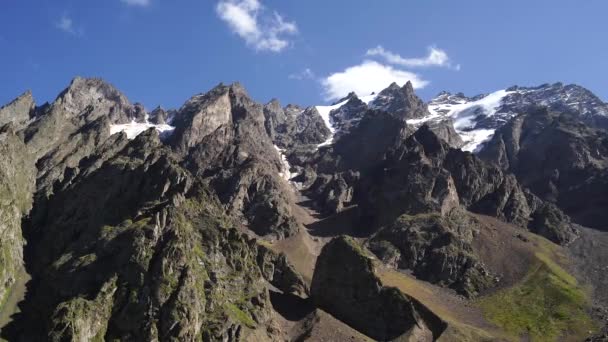 Montagne Enneigée Contre Ciel Bas Nuages Blancs Flottant Sur Ciel — Video