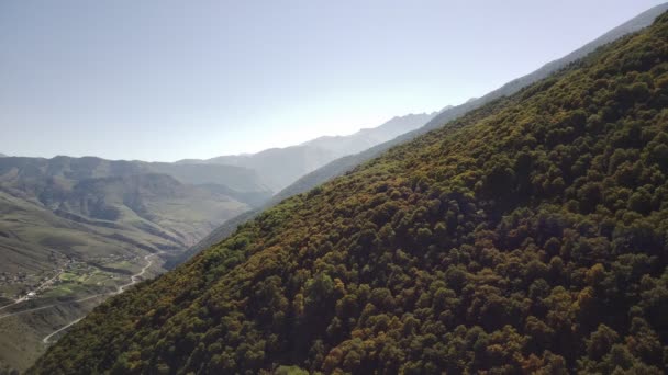 Горные Вершины Против Облачного Неба Вершины Великолепных Скал Расположенных Фоне — стоковое видео
