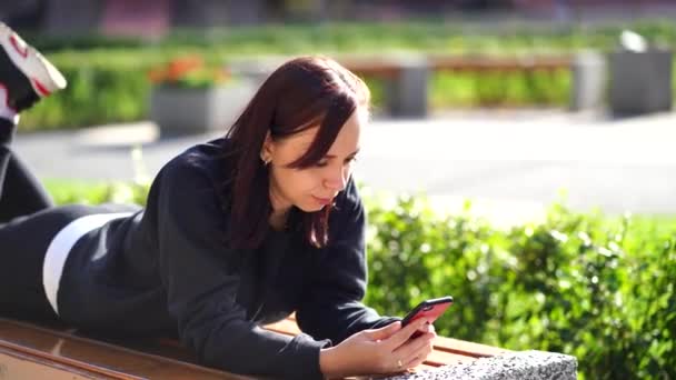 Mujer Joven Usando Teléfono Celular — Vídeos de Stock