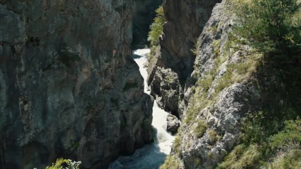 Horská Řeka Teče Poblíž Kamenného Pobřeží Čistá Vodní Cesta Teče — Stock video