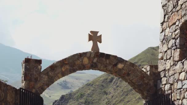 Feche Portão Pedra Com Cruz Madeira Fundo Montanhas Poderosas Céu — Vídeo de Stock