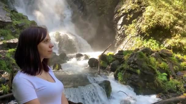 Młoda Kobieta Odwraca Wzrok Tle Wodospadu Dorosła Turystka Ciesząca Się — Wideo stockowe