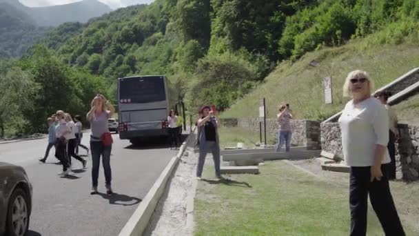 Severní Osetie, Rusko 1. září 2020: Ženské turistky fotografující atraktivitu — Stock video