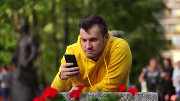 Egy Fiatalember Akinek Telefon Van Kezében Egy Férfi Okostelefont Használ — Stock videók