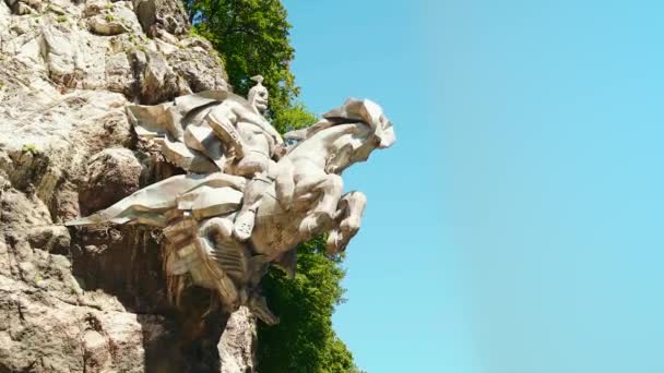 記念碑岩の中にWasgergi 馬のモニュメントライダー 岩の上の乗馬像 — ストック動画