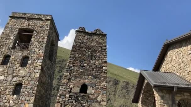 Beyaz bulutlu mavi gökyüzünün arka planındaki eski taş kiliseyi kapatın. Değişik antik kaldırım taşlarından yapılmış manastır mimarisi.. — Stok video