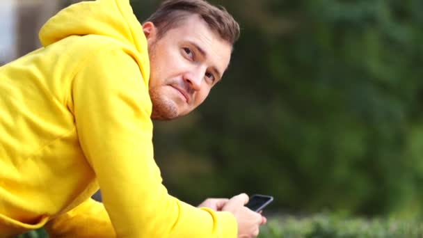 Seorang Pemuda Dengan Telepon Tangannya Seorang Pria Menggunakan Smartphone Halaman — Stok Video