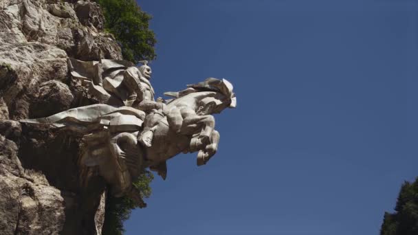 Ossétia do Norte, Rússia 1 de setembro de 2020: O monumento ao cavaleiro é esculpido na rocha. Monumento a um cavaleiro em um cavalo, estátua equestre em uma rocha — Vídeo de Stock