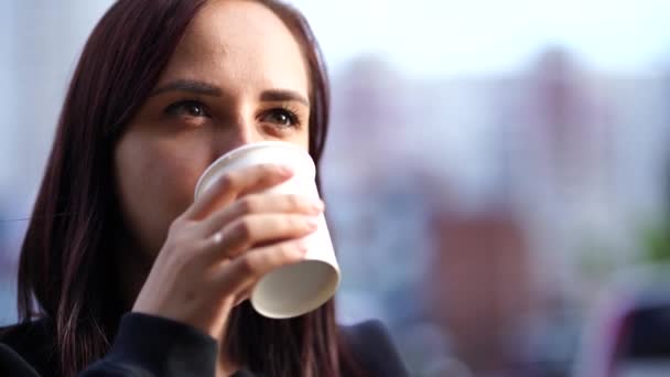 Hermosa Mujer Sentada Una Silla Sosteniendo Una Taza Blanca Con — Vídeo de stock