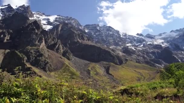 Picos Montaña Contra Cielo Nublado Picos Magníficas Rocas Ubicadas Contra — Vídeos de Stock