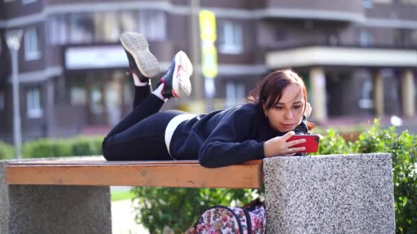 Jonge Vrouw Met Behulp Van Haar Mobiele Telefoon — Stockvideo