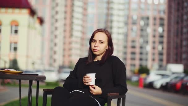 Mulher Bonita Sentada Uma Cadeira Segurando Uma Caneca Branca Com — Vídeo de Stock