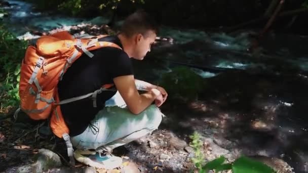 Jeune Homme Lavant Visage Dans Rivière Montagne — Video