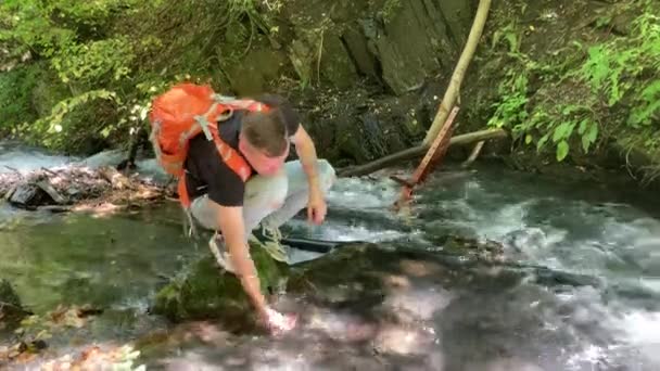 Giovane Faccia Lavaggio Nel Fiume Montagna — Video Stock