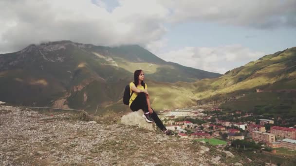 Młoda Kobieta Siedząca Wzgórzu Marzycielka Siedząca Wysokości Patrząca Szczyty Wspaniałych — Wideo stockowe