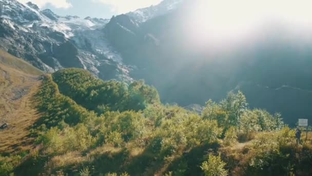 曇天に対する山のピーク 自然の中で晴れた日に明るい曇りの空に対して位置する壮大な岩のピーク — ストック動画