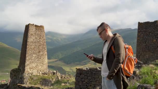 Dağlardaki Eski Harabelerin Yanında Duran Bir Gezgin Sırt Çantalı Genç — Stok video