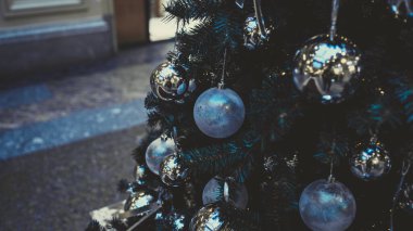 Koridordaki süslü Noel ağacı. Bayram kutlamaları sırasında aydınlık binaların olduğu salonda beyaz ve altın takılar bulunan kozalaklı ağaçlar..