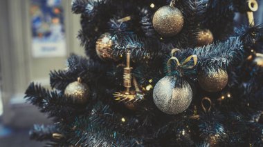 Koridordaki süslü Noel ağacı. Bayram kutlamaları sırasında aydınlık binaların olduğu salonda beyaz ve altın takılar bulunan kozalaklı ağaçlar..