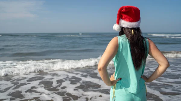 Vue Arrière Jeune Femme Chapeau Père Noël Debout Sur Bord — Photo