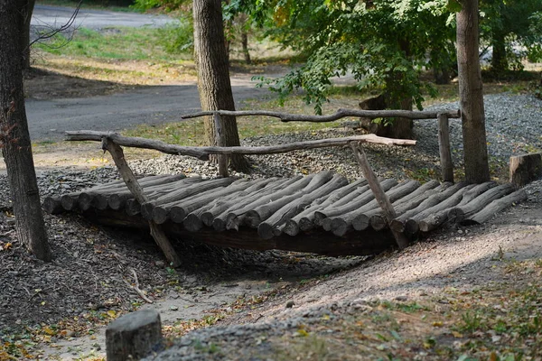 Nahaufnahme Einer Alten Holzbrücke Waldpark Marode Fußgängerbrücke Aus Holz Der — Stockfoto