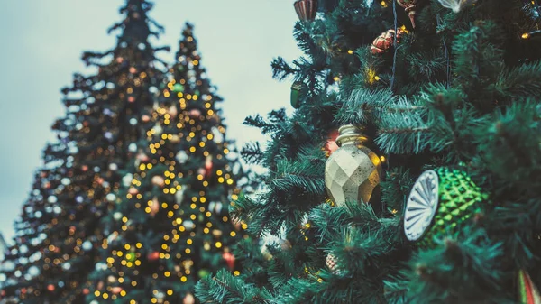 Arbre Noël Dans Rue Soir Petit Angle Conifères Avec Décorations — Photo