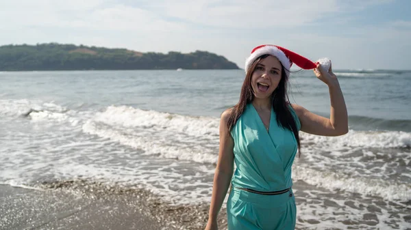 Mujer Celebrando Navidad Cerca Del Mar Deliciosa Hembra Sombrero Navidad — Foto de Stock