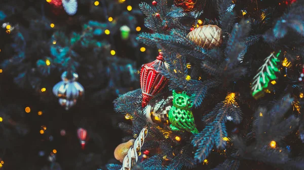 Gros Plan Une Partie Arbre Noël Avec Différents Jouets Noël — Photo