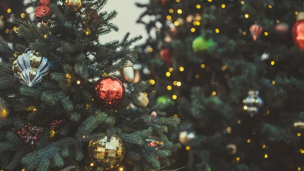 Gros Plan Une Partie Arbre Noël Avec Différents Jouets Noël — Photo