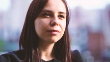 Açık havada kahve ya da çay içen bir kadının yakın çekimi..