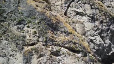 Kayadaki antik taş binanın yakınında. Dağdaki eski kasabanın yok edilmiş tarihi nesnesi.