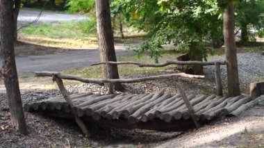 Forest Park 'taki eski ahşap köprü. Yaya köprüsünü kırsaldaki ağaçlardan kopar.