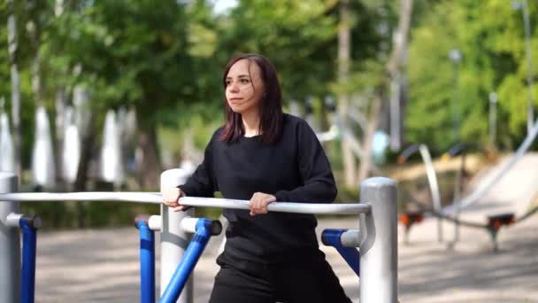 Giovane Donna Abiti Casual Che Sport Nel Parco Donne Adulte — Video Stock