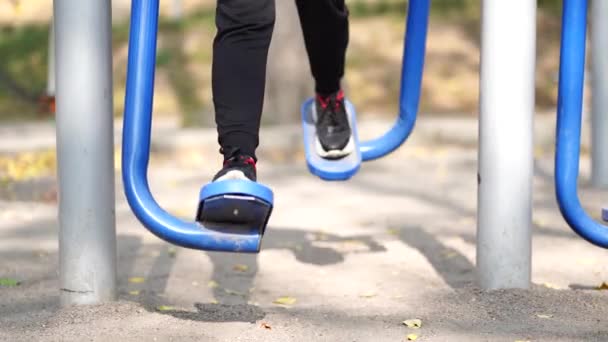 Ritratto Gambe Donna Simulatore Strada Parco Primo Piano Della Parte — Video Stock