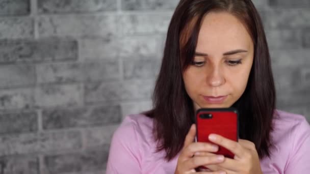 Mujer Joven Usando Teléfono Celular — Vídeos de Stock