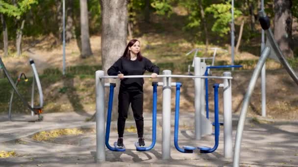 Junge Frau Legerer Kleidung Beim Sport Park Erwachsene Frauen Turnen — Stockvideo