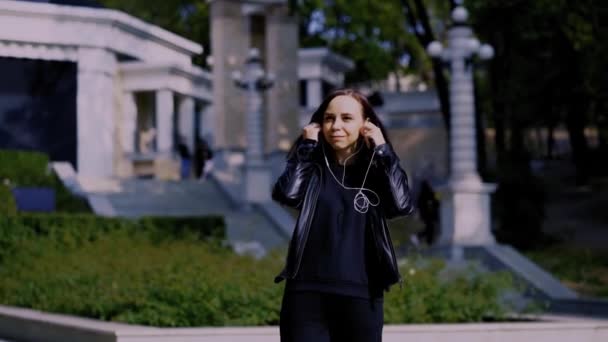 Mujer Joven Bonita Chaqueta Cuero Con Mochila Caminando Parque Ciudad — Vídeos de Stock