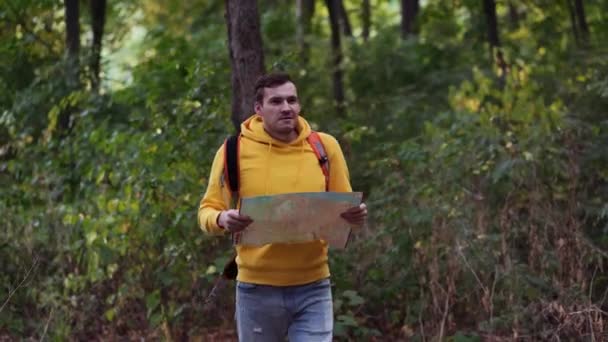 Hombre Viajero Con Mapa Bosque Hombre Con Mochila Caminando Por — Vídeos de Stock